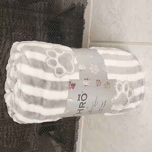 πΎ π PAW PRINT Gray/White Striped PET THROW π πΎ